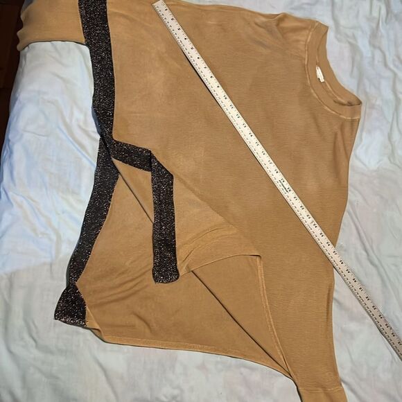 Interesting Asymmetrical Cut Cato Sweater Tan and Black Womens Large - Picture 6 of 7